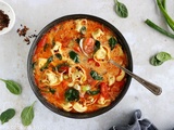 Soupe Thaï de curry rouge aux tortellinis