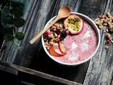 Smoothie bowl sans lactose : pêche, prunes, passion & vanille