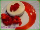 Pana cotta fraises et coulis de fraise sur un croustillant chocolat