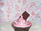 Cupcake au chocolat noir et son glaçage rose