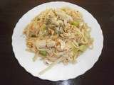 Pad thaï : wok de nouilles de riz au poulet, crevettes, pousses de soja, oeuf et oignons nouveaux
