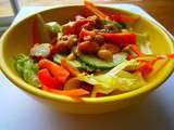 Salade croquante au poulet, carotte, concombre, poivron et cacahuète, sauce au beurre de cacahuète