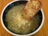 Soupe à l'oignon et tartines gratinées au fromage