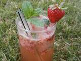 Strawberry smash  : cocktail de fraises au gin, menthe et citron vert