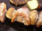 Brochettes de porc, lard et champignons parfumées à la sauge