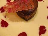 Fondant au chocolat et au mascarpone avec une tuile aux framboises en forme de coeur pour la Saint Valentin