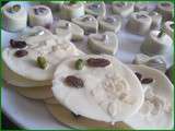 Mendiants au chocolat blanc, pistaches, raisins secs et amandes effilées