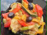 Salade de courgettes cuites, poivrons et tomates à l'huile d'olive et au basilic