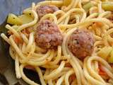 Spaghettis aux boulettes de chair à saucisses au basilic, courgettes et tomates poêlées