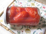 Tomates entières en bocaux pour l'hiver