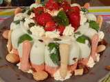 Dessert glacé fraise-menthe : une onctueuse glace à la fraise mariée avec la légèreté d'une glace au fromage blanc parfumé à la menthe