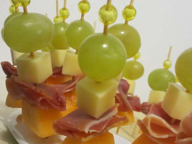 Brochettes apéritives aux olives vertes, tomate, jambon cru et tome des  Pyrénées de Mila Skull - Cookpad