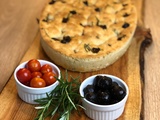Focaccia aux olives noires, tomates confites et herbes aromatiques