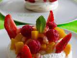Pavlova à la mangue et aux fruits rouges