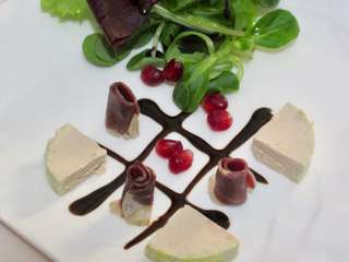 Présentation d’une assiette de foie gras