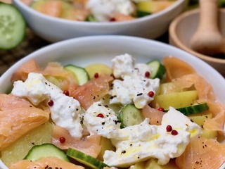 Salade de pommes de terre au saumon fumé et à la burrata