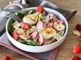 Salade gourmande au poulet et aux fraises