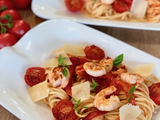 Spaghetti aux gambas et sa sauce au poivron et à la tomate