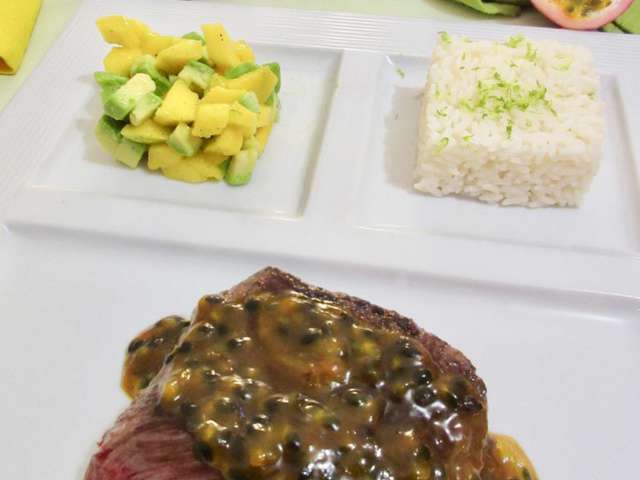 Plat De Steak D'autruche Rôti Avec Mini Sauce Kiwi Viande Aux