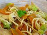 Wok de nouilles chinoises au poulet et aux légumes