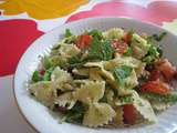 Salade fraiche aux farfalles, pousses d'épinards, pignons et parmesan