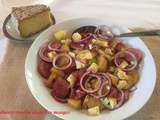 Salade de pommes de terre, saucisse fumée, oignon rouge et tome de Rhuys