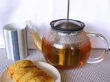 Tasse de thé, moelleux au chocolat blanc et la theiere