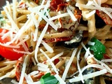 Spaghettinis sauce crémeuse au pesto, aux tomates séchées et aux olives