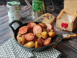 Pommes de terre sautées et saucisse fumée