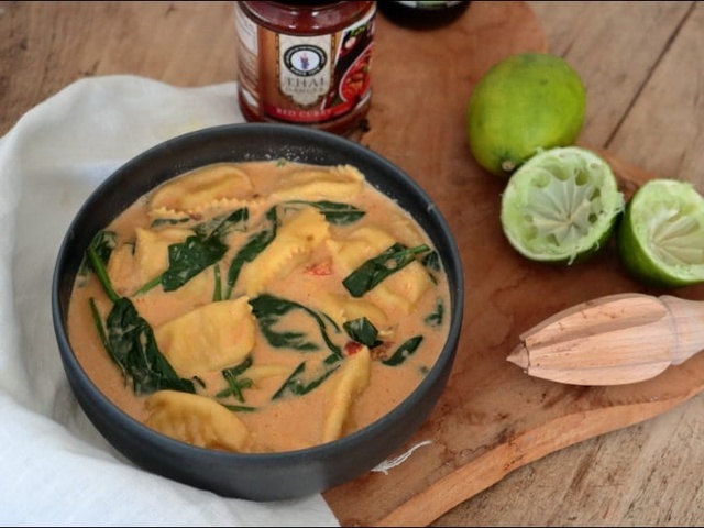 Soupe Thaï de curry rouge aux tortellinis - Del's cooking twist