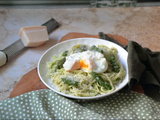 Tagliatelles à la crème d’asperges et œufs pochés