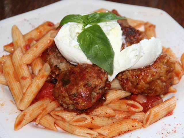 Spaghetti aux boulettes de viande et sa sauce tomatée - SUMMUM Magazine