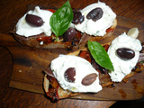 Tartines de la mediterranee tomates confites, anchois, burrata, olives et basilic