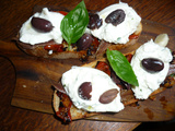 Tartines de la mediterranee tomates confites, anchois, burrata, olives et basilic