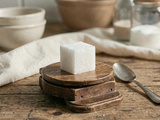 Poids d’un morceau de sucre : les équivalences pratiques en cuillères