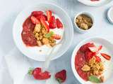 Crumble fraise rhubarbe, yaourt à la grecque et fraises fraiches