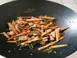 Wok pois mange-tout, mini-épis de maïs, carottes, lamelles de poulet