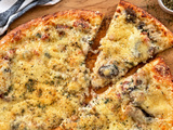 Pizza aux lardons, comté, champignons, crème fraîche