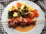 Brochettes de poulet lardé,légumes vapeur,sauce tomates cerise et lard