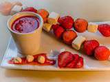 Brochettes de cake pops à la framboise en dégradés de roses, accompagnées de fraises, de guimauves et de coulis à la fraise