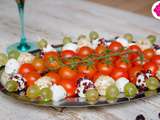 Brochettes de chèvre frais,ciboulette, noix ou cranberry,s accompagnées de tomates cerises, raisin