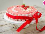 Entremets au chocolat blanc, fraises et biscuits roses avec insert de fraises et insert croquant au chocolat blanc
