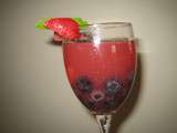 Sangria rose légère aux fraises et aux myrtilles