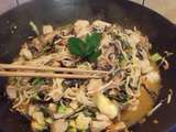 Wok de nouilles chinoises au poulet et légumes