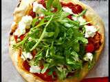 Pizza légère comme une salade: tomates, mozza et roquette