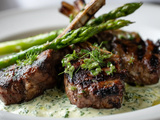 Côtelettes d’agneau aux asperges rôties et crème aux herbes