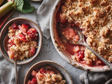 Crumble de rhubarbe, fraises et noix de coco