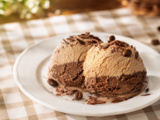 Glace panachée chocolat-café
