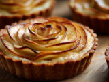 Tartelette aux pommes rôties, crème pâtissière à la cannelle et pâte sablée au café