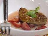 Escalopes de foie gras poêlées aux fraises et réduction de muscat